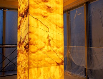 Проектная работа в Башне «ОКО», Москва Сити, стеновая панель и колонна с подсветкой из полудрагоценного камня Golden Onyx