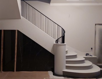 Проект в частном доме по ул. Одинцовская г. Москва, лестница из кварцевого камня Caesarstone